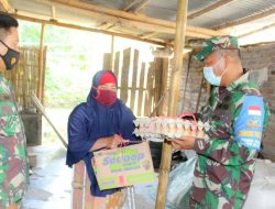 Manfaatkan Momen Ramadhan, Danramil Berbagi Sembako Kepada Warga Di Janapria