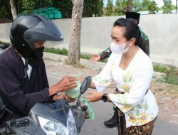 Berpakaian Adat Bali Dan Muslim Dandim Bersama Perwira Kodim Loteng Berbagi Takjil Di Jalan