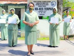 Pringati HUT ke-75 Persit KCK, Ketua Umum Persit KCK Berikan Piagam Penghargaan