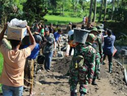 Kodim Loteng Budayakan Gotong Royong Bersama Masyarakat Di Lokasi TMMD
