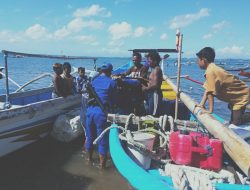 Polairud Polres Loteng Bantu Evakuasi Sampan Karam