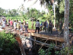 Anggota TMMD Bersama Warga Kerja Keras Bangun Jembatan Penghubung Di Desa Aik Bukak
