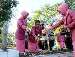 HUT Bhayangkara ke-75, Polres Loteng Gelar Upacara Ziarah dan Tabur Bunga di Makam Pahlawan Mandalika