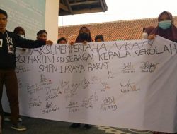 Puluhan Siswa SMPN 1 Menggelar Demo Tolak Kepsek Baru