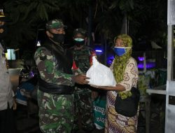 TNI-Polri Kompak Lakukan Patroli Gabungan, Bagi Sembako dan Ingatkan Prokes