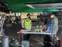 Polisi Bersama Satpol PP Himbau Pedagang di Kota Praya Terapkan Prokes