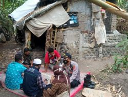 Sambangi Warga, Kapolsek Bersama Camat Salurkan Sembako Ke Warga Desa Persiapan Berinding
