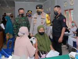 Suntik Warga Hingga Tengah Malam, Kapolda NTB Janji Kasih Reward Nakes