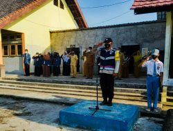 Bhabinkamtibmas Desa Aikmual Pimpin Upacara Bendera di SMAN 3 Praya