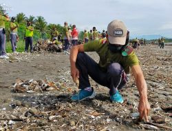 Kurangi Dampak Pencemaran Kodim Loteng Gelar Aksi Bersih Pantai Blongsong