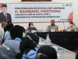 HBK Serahkan Beasiswa untuk Puluhan Mahasiswa Undikma Berprestasi