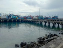 Akibat Cuaca ektrim Puluhan Kapal Nelayan Bersandar Di Pelabuhan Awang, Dandim Loteng Turun Pantau Kondisi