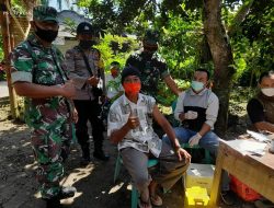 Anggota Kodim Loteng Monitoring Posyandu Desa Barabali Lakukan Kegiatan Terpadu Vaksin Covid-19