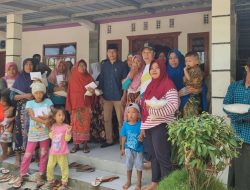 Bagikan Ratusan Paket Sembako Bersama Pemdes Beraim, Lalu Muhiban Ingatkan Pentingnya Peran Kepala Wilayah