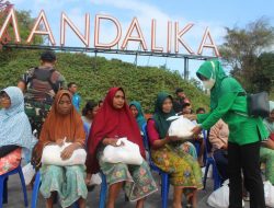 Indahnya Berbagi, Persit KCK Cabang XXX Loteng Sambangi Warga Kuta