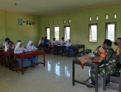 Babinsa & Bhabinkamtibmas Pengenjek Berikan Materi Kesadaran Berbangsa Bagi Siswa MPLS