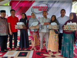 Beri Perhatian pada Warga Tidak Mampu, Rachmat Hidayat Serahkan Bantuan Sosial di Lombok Timur