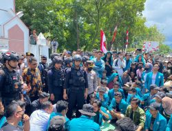 Aksi Saling Dorong Polisi Vs Demonstrans Berakhir Damai