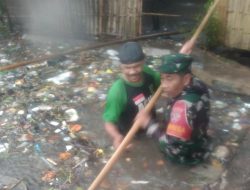 Ini Yang Dilakukan Babinsa Koramil 01/Praya Bantu Warga Bundue, Praya Cegah Banjir