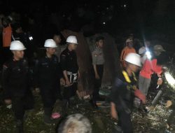 Quick Response SAR Brimob NTB , Bantu Warga Terdampak Angin Puting Beliung di Dompu