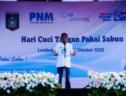 Bupati Pathul Cap Telapak Tangan Tandai Lombok Tengah Bebas BAB Sembarangan