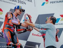 Presiden Joko Widodo Serahkan Trophy Pada Peraih Podium Utama Pertamina Grand Prix Of Indonesia